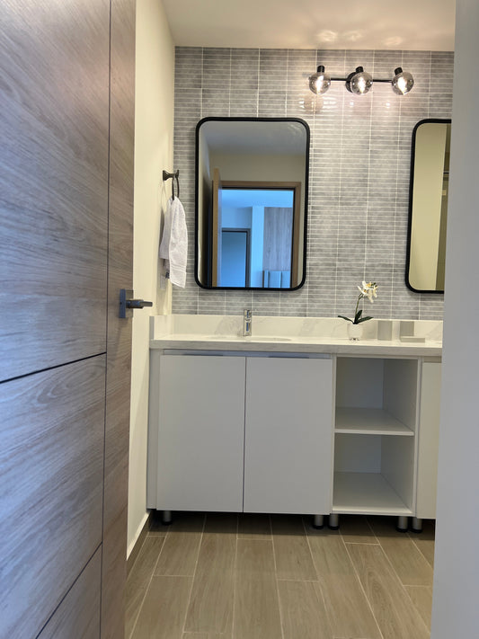 Fachaleta Gris Claro en Baño Moderno